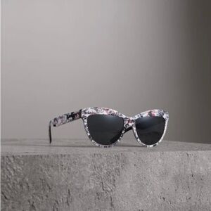 NEW Burberry Doodle Print Cat Eye Sunglasses Graffiti